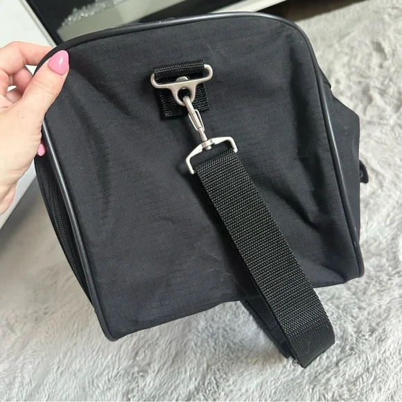 Eddie Bauer Black Duffel Bag Carry On Unisex Men’s Woman’s Tote - Picture 2 of 10